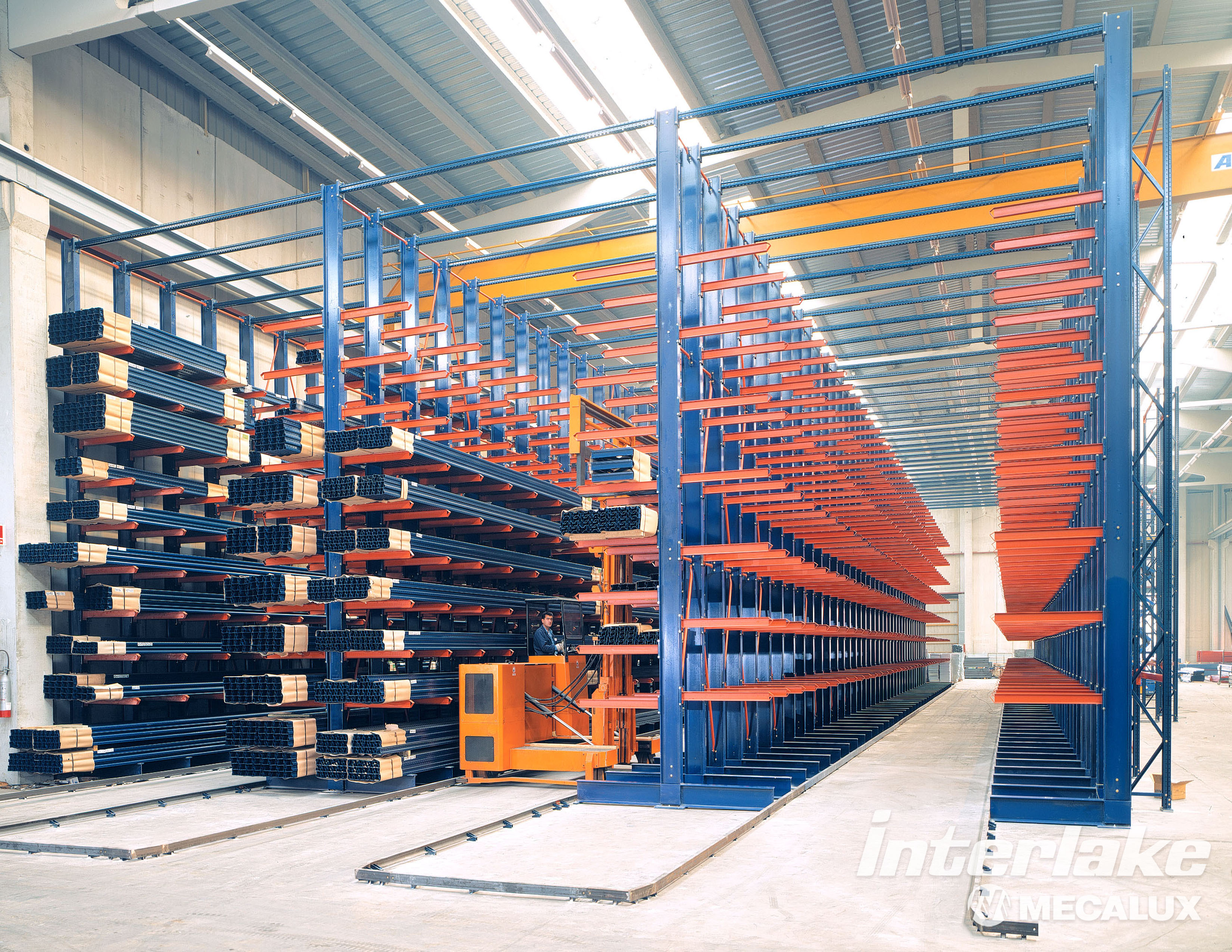 Large scale cantilever rack system with structural steel — Interlake Mecalux