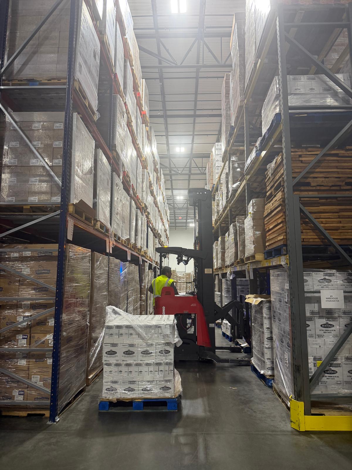 Reach truck operating in selective rack system